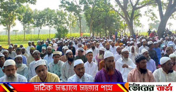 বিশাল ঈদের জামাত অনুষ্ঠিত হয় । 