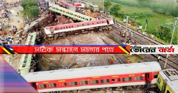 ট্রেনের বগিগুলো দুমড়েমুচড়ে