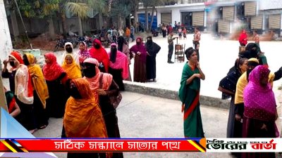 ভোট কেন্দ্রে প্রবেশ করতে বাঁধা দেয়ার