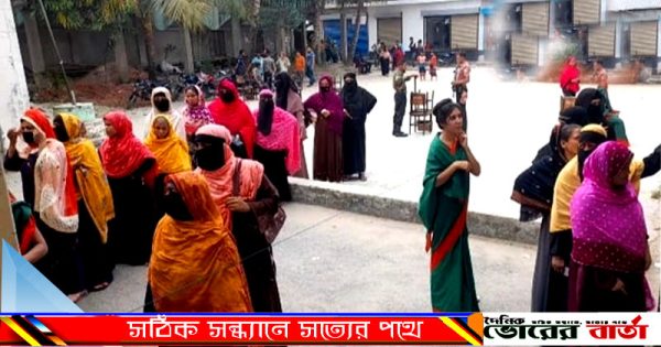 ভোট কেন্দ্রে প্রবেশ করতে বাঁধা দেয়ার