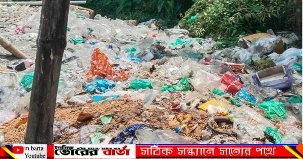 নোংরা দুর্গন্ধে আশপাশের লোকজন
