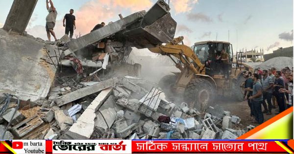 সশস্ত্র সদস্যেরা তাঁদের সঙ্গে অত্যন্ত