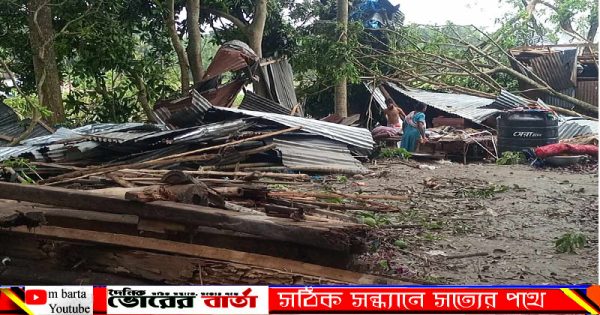 ভয়াবহ ঘূর্ণিঝড় আঘাত হানে।