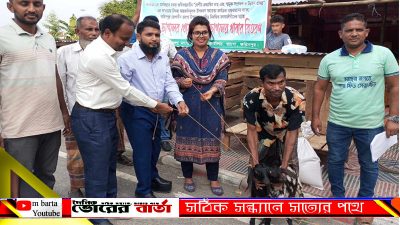 মৎস্য অফিসের সামনে এ বিতরণ কার্যক্রম