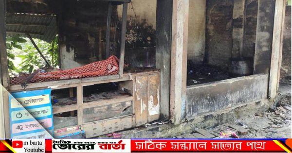 সালথা ফায়ার সার্ভিসের কর্মীরা খবর