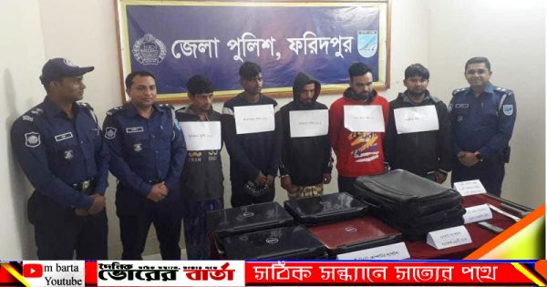 পুলিশ সুপার প্রেস ব্রিফিং