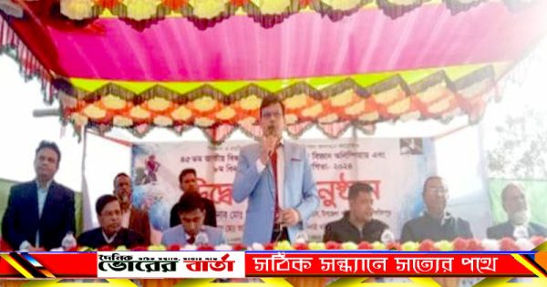 মেলার উদ্বোধন শেষে অতিথিবৃন্দ বিভিন্ন