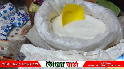 বাড়তি দামে চিনি সরবরাহ করছে।