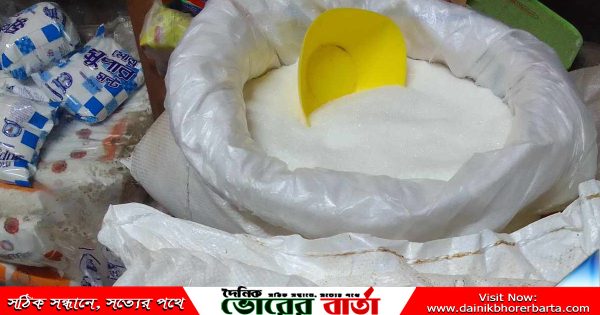 বাড়তি দামে চিনি সরবরাহ করছে।