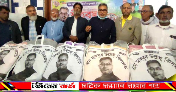 প্রতিবারের মতোই পাশে এসে দাড়িয়েছেন