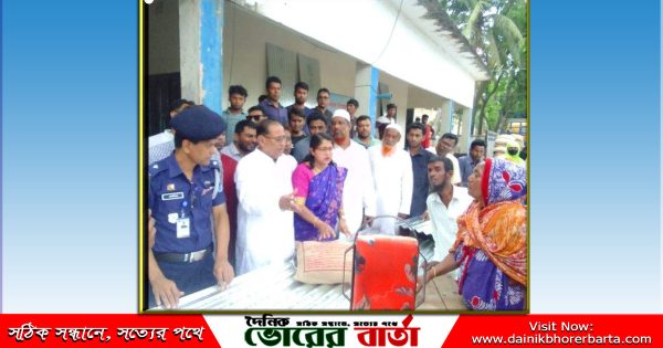 ঢেউটিন ও শুকনা খাবার বিতরণ