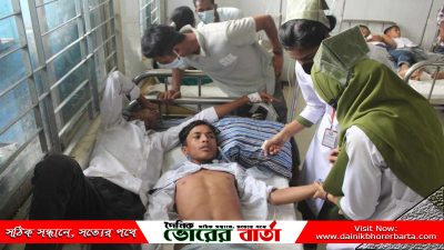 একের পর এক শিক্ষার্থী অসুস্থ হয়ে