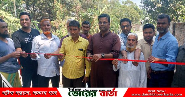 নিজেস্ব অর্থায়নে রাস্তাটি সংস্কার