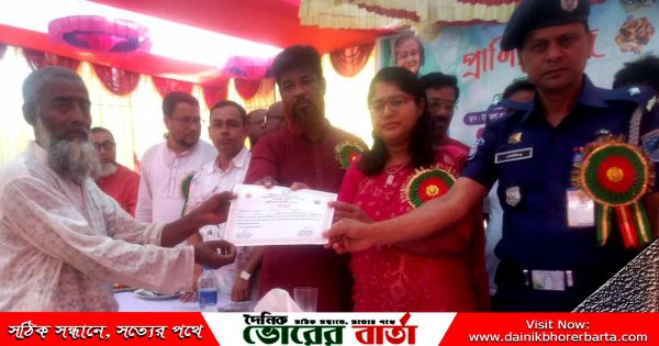 অফিস চত্তরে উপজেলা প্রশাসন