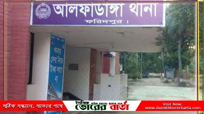 হাতের মেহেদির রঙ এখনো মুছে