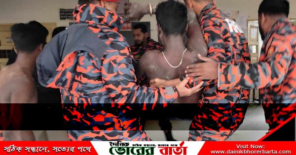 রাখে আল্লাহ মারে কে