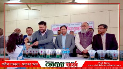 মাঝে সন্মাননা হিসেবে ক্রেস প্রদান করা হয়েছে।