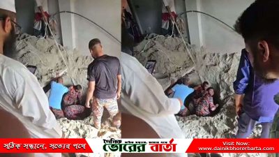 ছবি-বোয়ালমারীতে সেপটিক ট্যাংক বসাতে গিয়ে মাটির নিচে চাপা পড়ে