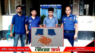 এক মাদক ব্যবসায়ীকে আটক করেছে