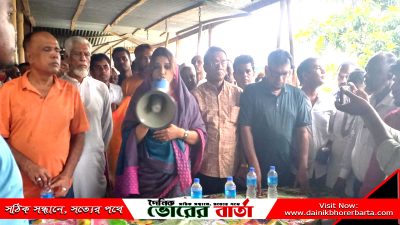 বৃষ্টি উপেক্ষা করে ক্ষতিগ্রস্থ্য জনগনের পাশে দাড়াতে