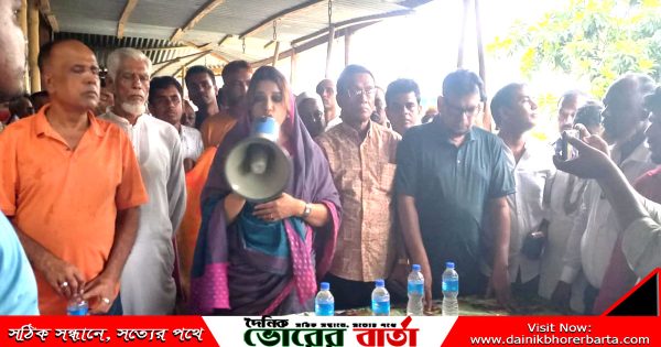 বৃষ্টি উপেক্ষা করে ক্ষতিগ্রস্থ্য জনগনের পাশে দাড়াতে