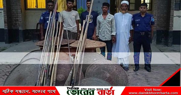 সালথায় পুলিশের বিশেষ অভিযানে দেশীয় অস্ত্রসহ আটক- ৪