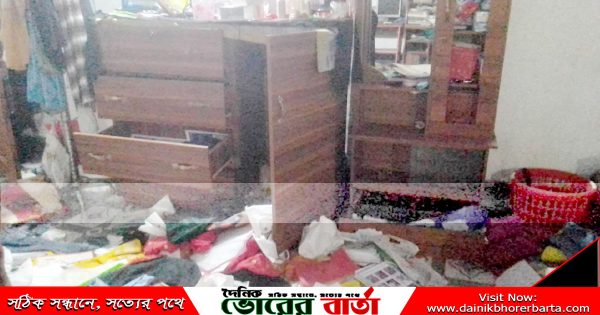 বোয়ালমারী উপজেলায় অস্ত্রের মুখে জিম্মি করে