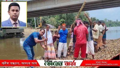নদীর কচুরিপানা পরিষ্কার করে প্রশংসায় ভাসছেন ইউএনও