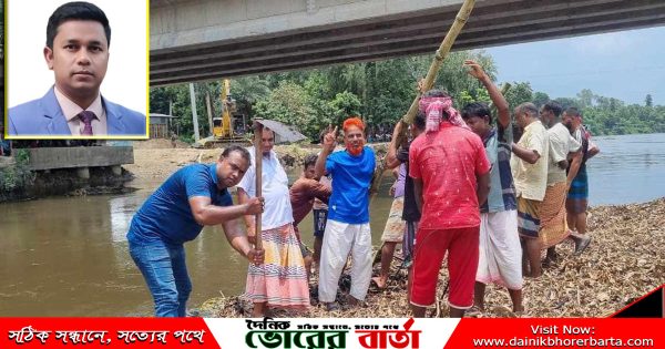 নদীর কচুরিপানা পরিষ্কার করে প্রশংসায় ভাসছেন ইউএনও