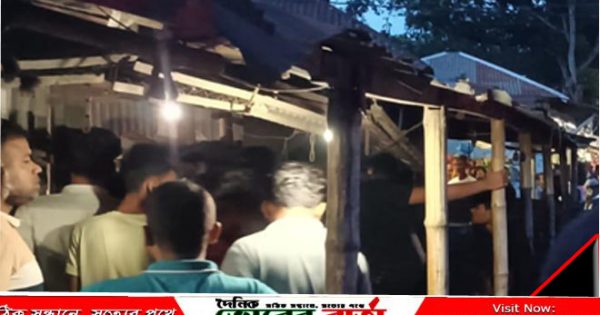 আলফাডাঙ্গা উপজেলার গোপালপুর বাজারে পোল্ট্রি ব্যবসায়ী