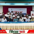 প্রশিক্ষণ শেষে অংশগ্রহণকারীদের মাঝে সনদপত্র প্রদান