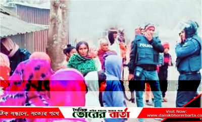 রাতের আঁধারে এ হামলার ঘটনা ঘটে