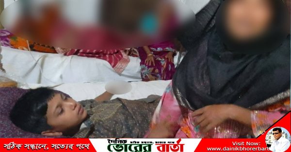প্রবাসীর স্ত্রীর কাছে গ্রাম পুলিশের চাঁদা দাবি-