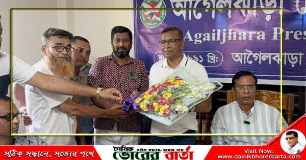 সাংবাদিকদের সাথে বরিশাল জেলা পরিষদের প্রশাসক আকন কুদ্দুসুর মতবিনিময়