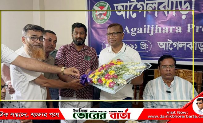 সাংবাদিকদের সাথে বরিশাল জেলা পরিষদের প্রশাসক আকন কুদ্দুসুর মতবিনিময়