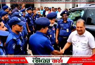 আগৈলঝাড়ায় থানা পরিদর্শনে তথ্য মন্ত্রী ও সম্প্রচার মন্ত্রী জহির উদ্দিন স্বপন।