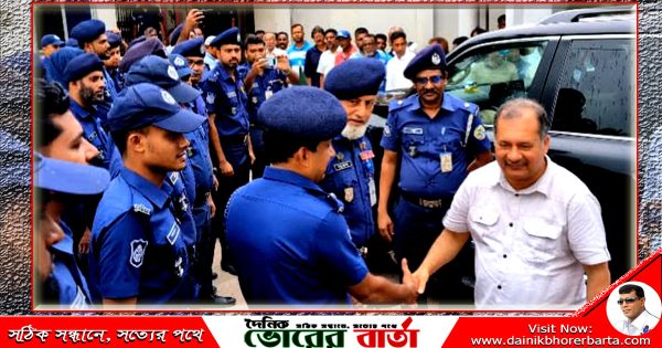 আগৈলঝাড়ায় থানা পরিদর্শনে তথ্য মন্ত্রী ও সম্প্রচার মন্ত্রী জহির উদ্দিন স্বপন।