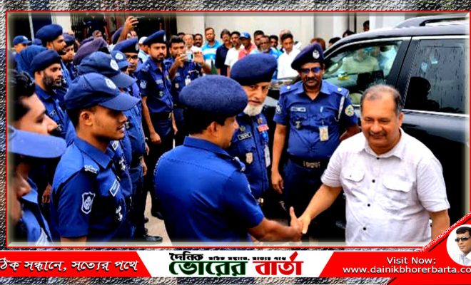 আগৈলঝাড়ায় থানা পরিদর্শনে তথ্য মন্ত্রী ও সম্প্রচার মন্ত্রী জহির উদ্দিন স্বপন।