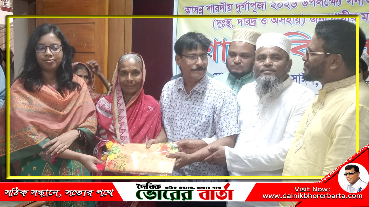 ১৩০ পরিবারকে শাড়ি উপহার দিলেন